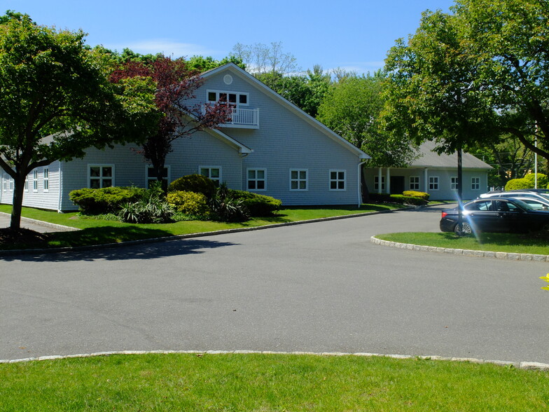 170 N Country Rd, Port Jefferson, NY à louer - Photo de l’immeuble – Image 1 sur 21