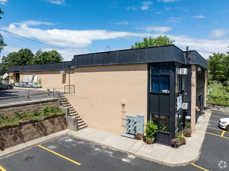 63 Vernon Valley Rd, East Northport, NY à louer - Photo principale – Image 1 sur 15