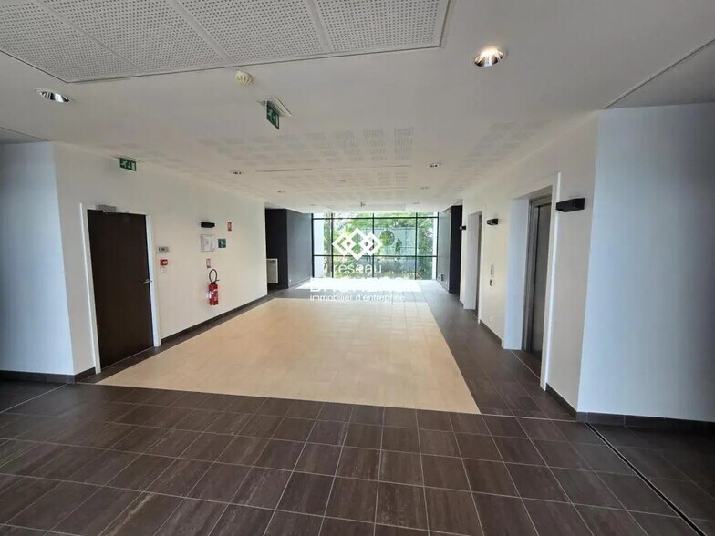 Bureau dans SAINT-OUEN-L'AUMONE à louer - Photo de l’immeuble – Image 1 sur 6