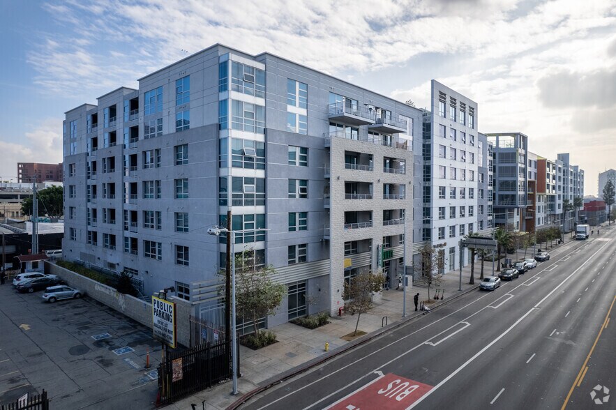 1360 S Figueroa St, Los Angeles, CA à louer - Photo de l’immeuble – Image 2 sur 35