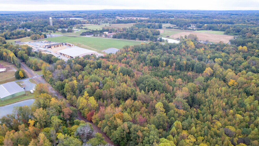 6988 Kinro Rd, Liberty, NC à vendre - Photo de l’immeuble – Image 3 sur 9