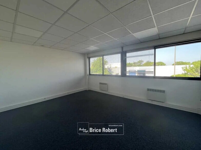 Bureau dans Vaulx-en-Velin à louer - Photo de l’immeuble – Image 3 sur 15