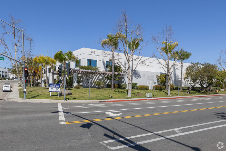 955 S Andreasen Dr, Escondido, CA à vendre - Photo principale – Image 1 sur 10