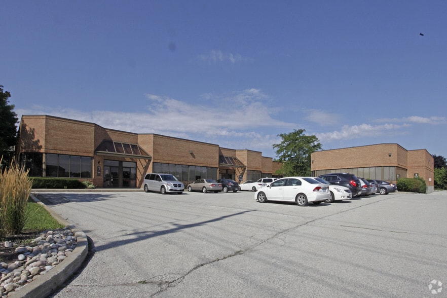 2319 Dunwin Dr, Mississauga, ON à louer - Photo de l’immeuble – Image 1 sur 5