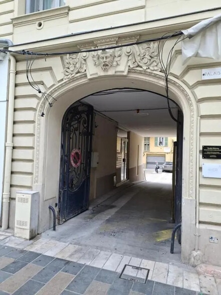 Industriel/Logistique dans Nice à vendre - Hall d’entrée – Image 1 sur 3