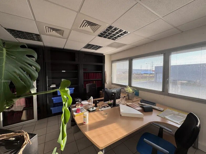Bureau dans Saint-Priest à louer - Photo intérieure – Image 3 sur 6