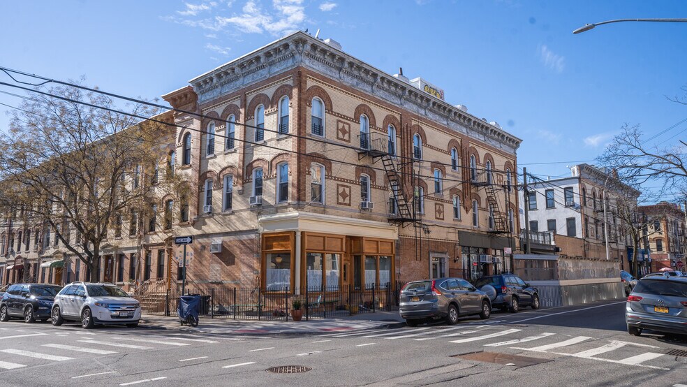 817 Onderdonk Ave, Ridgewood, NY à louer - Photo de l’immeuble – Image 1 sur 9