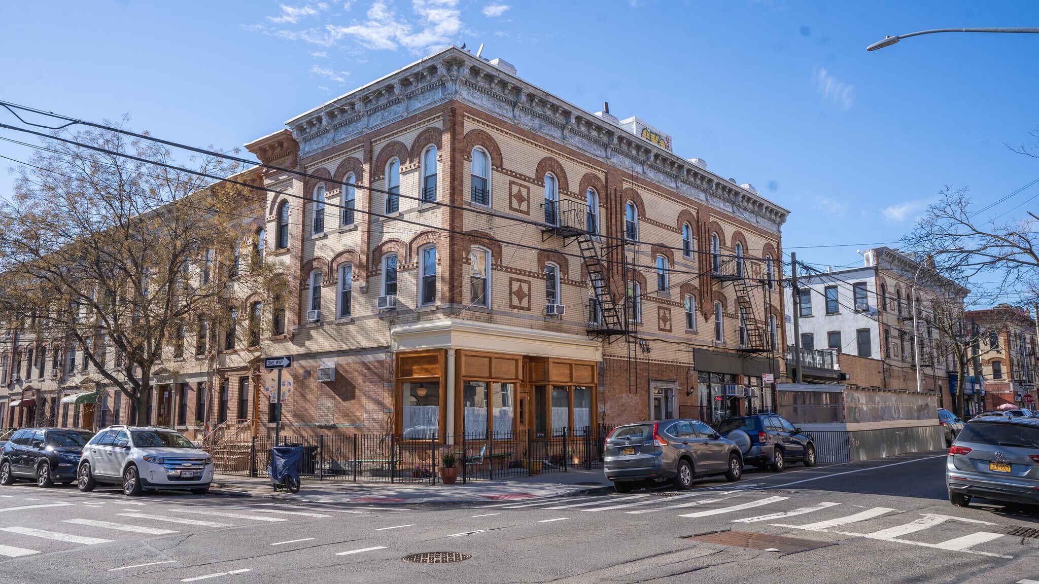 817 Onderdonk Ave, Ridgewood, NY à louer Photo de l’immeuble– Image 1 sur 10