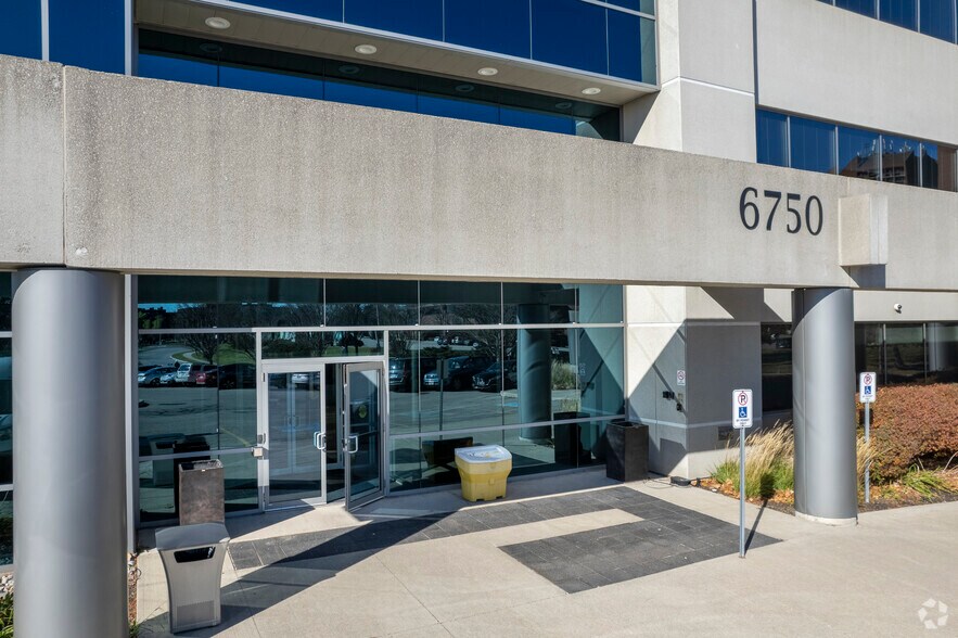 6750 Century Av, Mississauga, ON à louer - Photo de l’immeuble – Image 3 sur 11