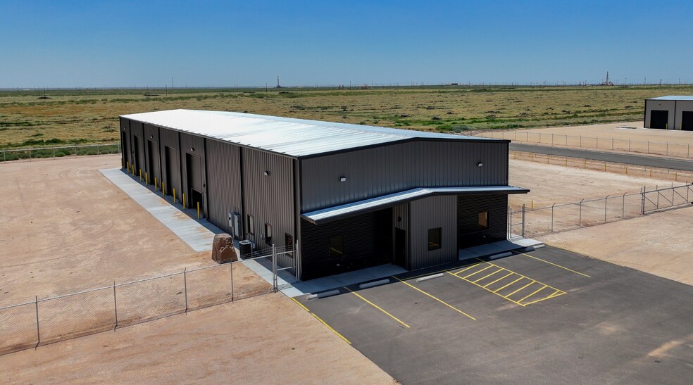 5713 W County 135 rd, Midland, TX à vendre - Photo de l’immeuble – Image 2 sur 25