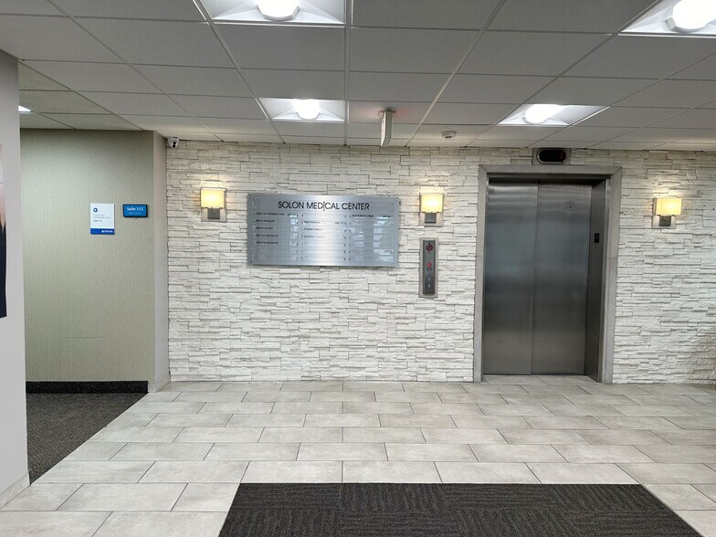 33001 Solon Rd, Solon, OH à louer - Photo de l’immeuble – Image 3 sur 4