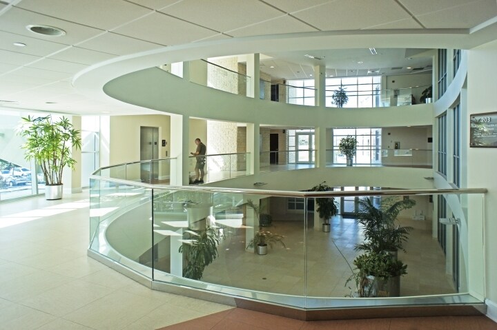 1050 SE Monterey Rd, Stuart, FL à louer - Autre – Image 2 sur 48