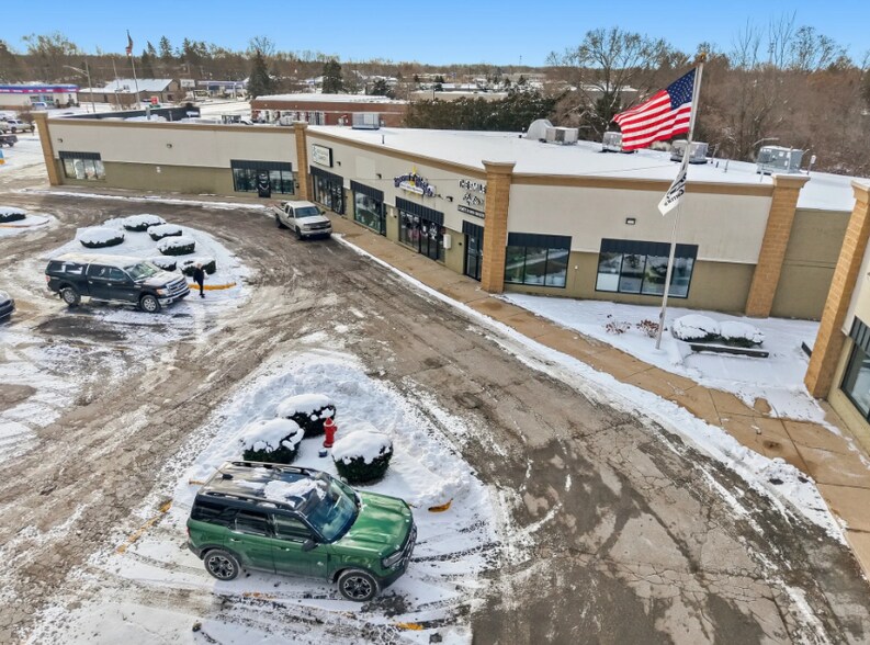 664-704 S Lapeer Rd, Lk, Lake Orion, MI à vendre - Photo de l’immeuble – Image 3 sur 8