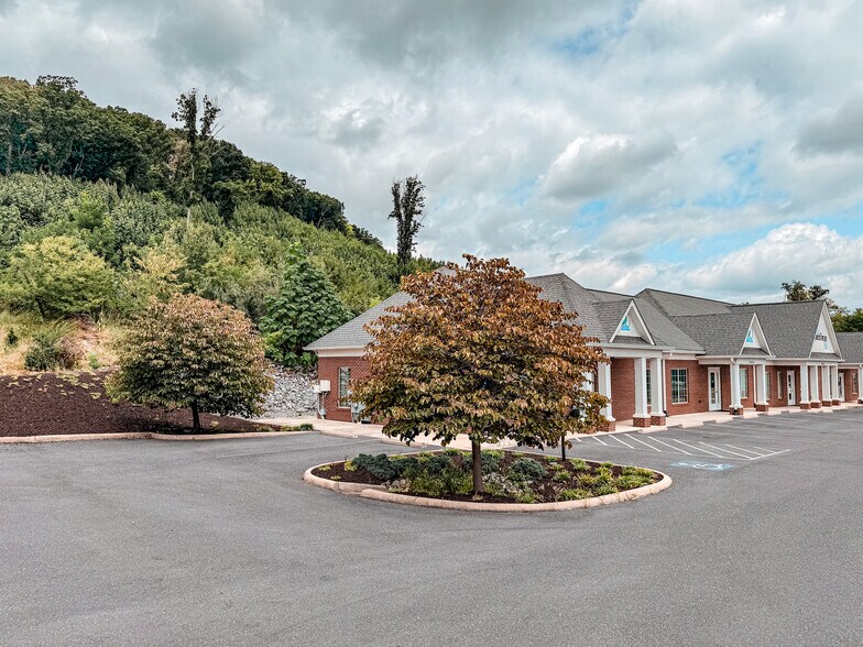 100 Red Oak Drive, Staunton, VA à vendre - Photo de l’immeuble – Image 2 sur 7