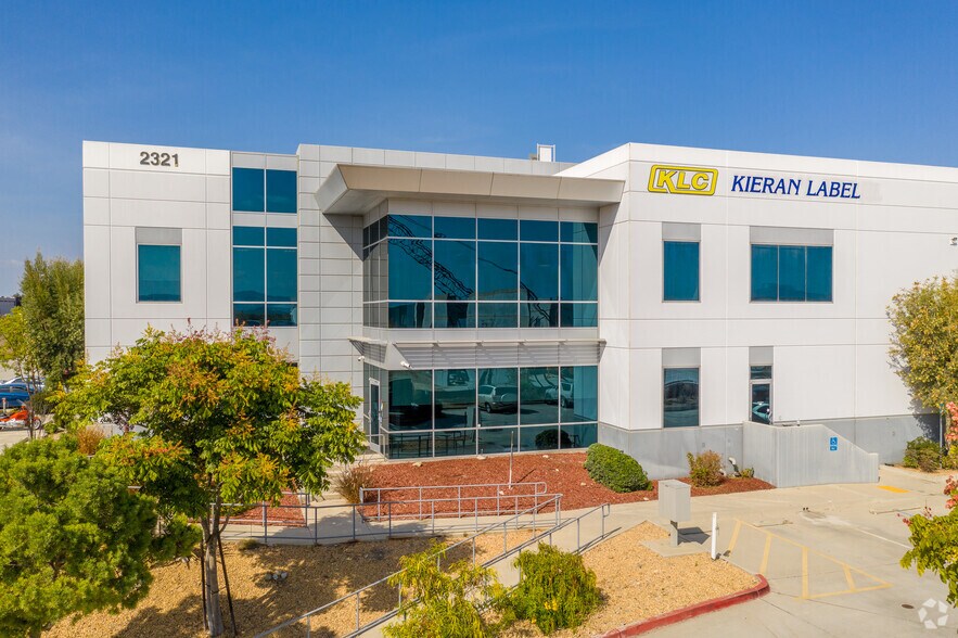 2321 Siempre Viva Ct, San Diego, CA à louer - Photo de l’immeuble – Image 2 sur 4