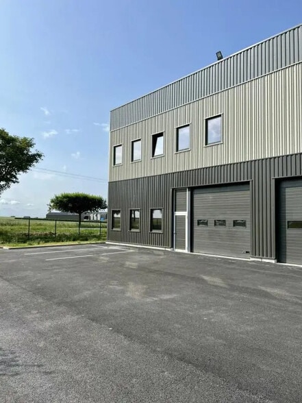 Local d’activités dans Longperrier à louer - Photo de l’immeuble – Image 3 sur 3