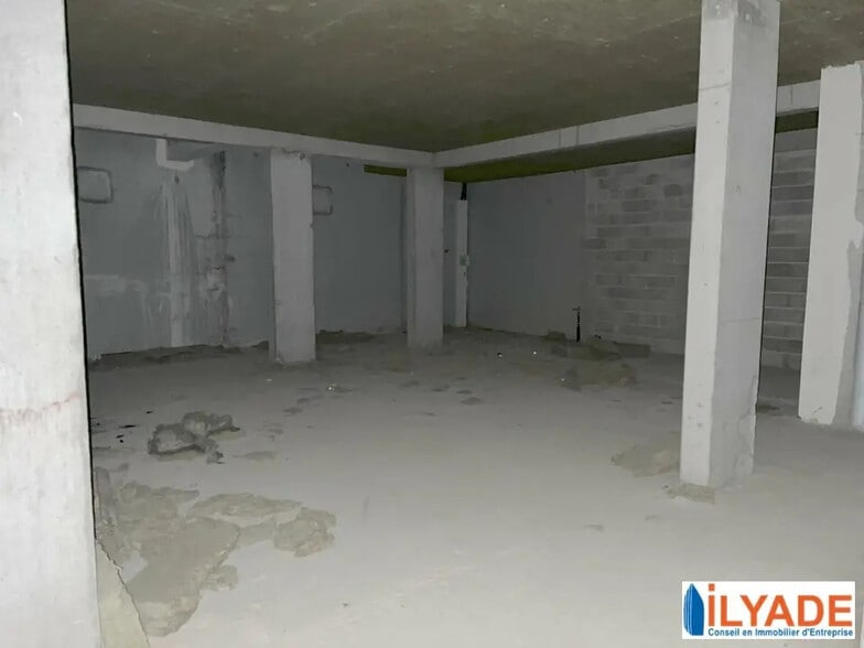 Local commercial dans Pourrières à vendre - Photo de l’immeuble – Image 2 sur 3