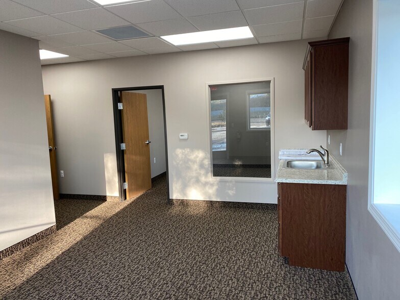 5323 Dixie Hwy, Waterford, MI à louer - Photo de l’immeuble – Image 3 sur 10