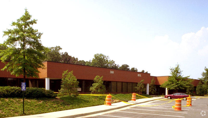 360 Herndon Pky, Herndon, VA à louer - Photo de l’immeuble – Image 2 sur 9