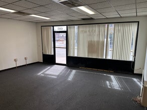 677-685 Main St, Waltham, MA à louer Photo intérieure– Image 2 sur 12