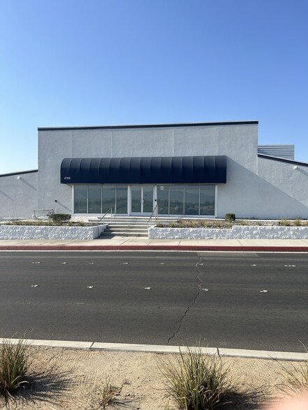 4765 E Ramon Rd, Palm Springs, CA à louer - Photo de l’immeuble – Image 2 sur 12