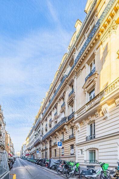 4 Rue De Longchamp, Paris à louer - Photo de l’immeuble – Image 2 sur 2