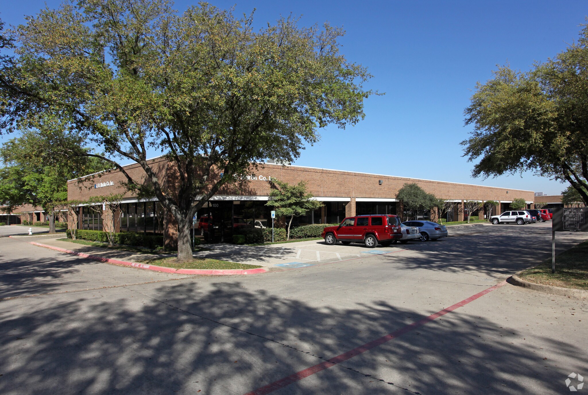 1801 Royal Ln, Farmers Branch, TX à louer Photo principale– Image 1 sur 18