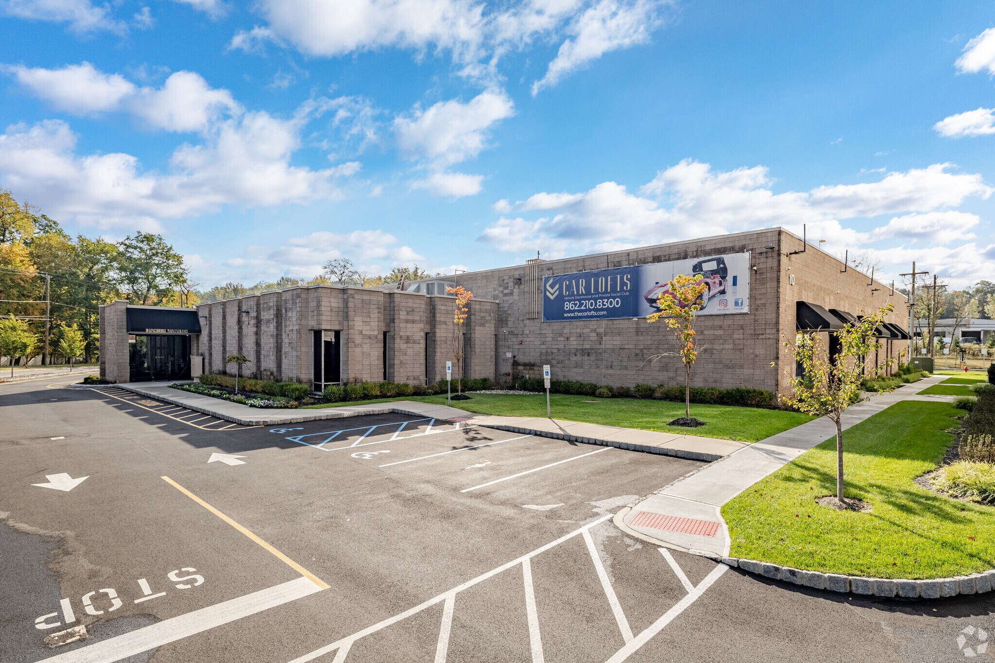 10 Kingsbridge Rd, Fairfield, NJ à louer Photo principale– Image 1 sur 26