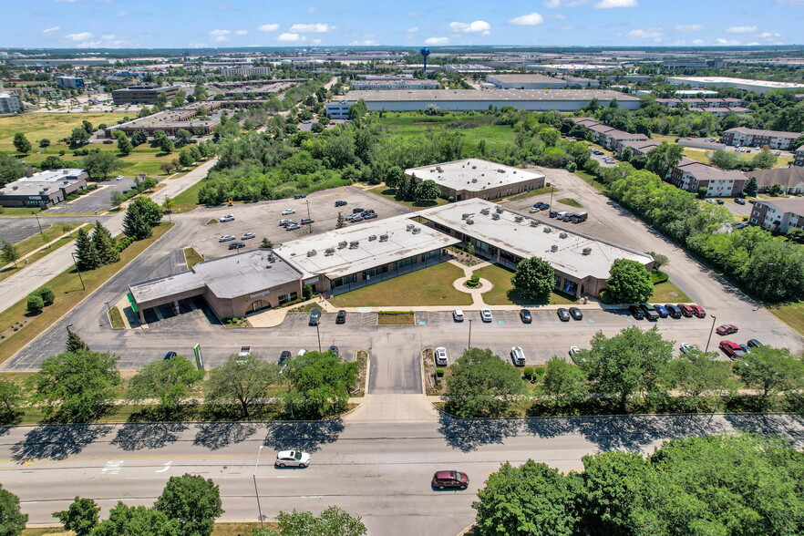 391 Quadrangle Dr, Bolingbrook, IL à louer - Photo de l’immeuble – Image 3 sur 14