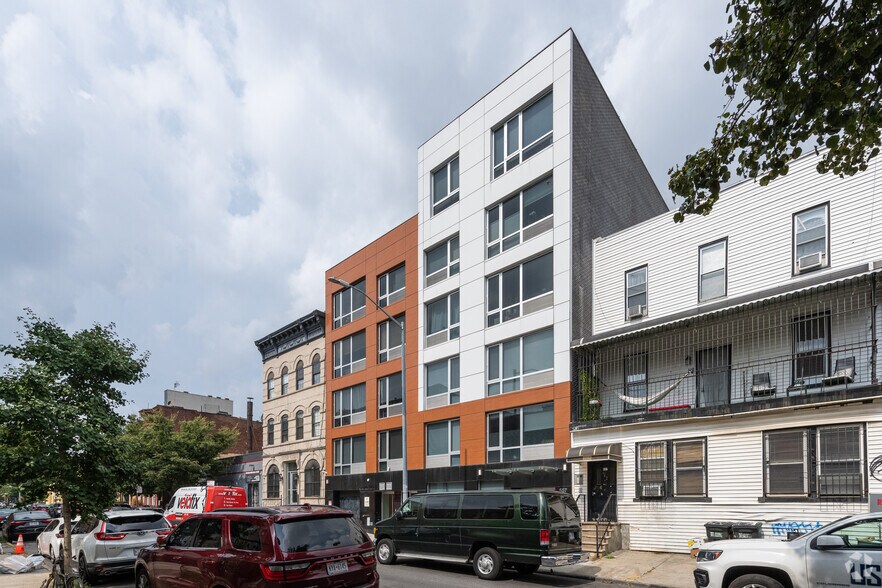 557 Hart St, Brooklyn, NY à vendre - Photo de l’immeuble – Image 3 sur 4