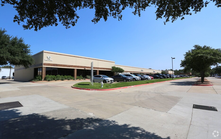 1801 Royal Ln, Farmers Branch, TX à louer - Photo principale – Image 3 sur 17