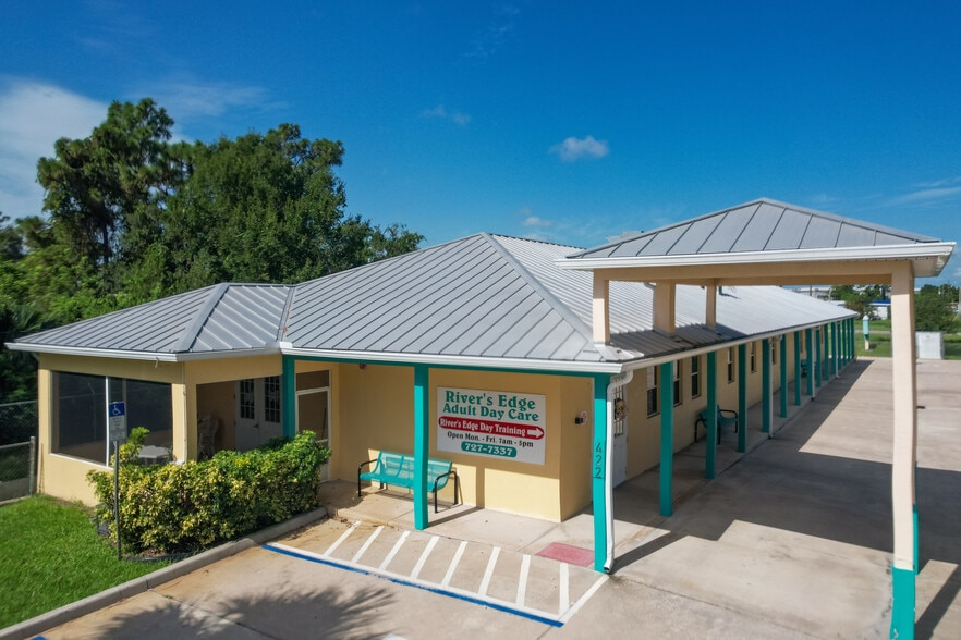 422 Martin Rd SE, Palm Bay, FL à vendre - Photo de l’immeuble – Image 2 sur 39