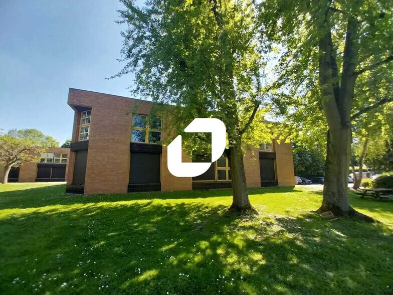 Local d’activités dans Montigny-le-Bretonneux à louer - Photo de l’immeuble – Image 2 sur 18