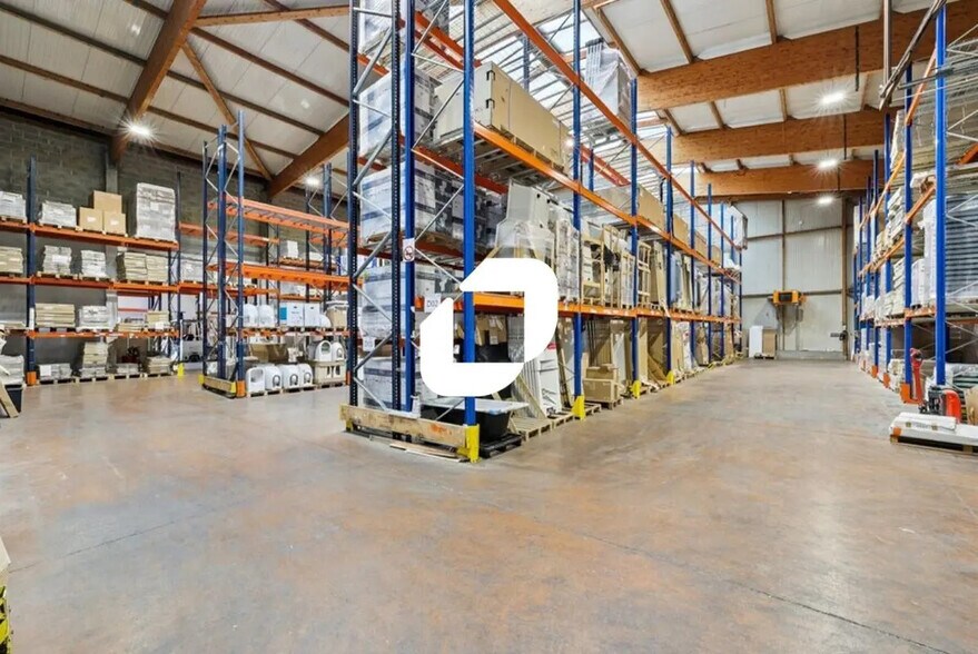 Local d'activités dans Pontault-Combault à vendre - Photo de l’immeuble – Image 1 sur 5