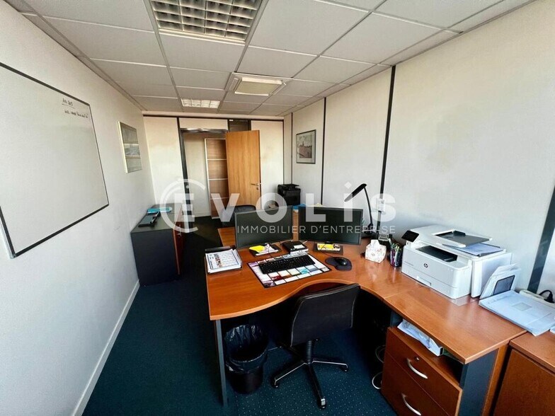Bureau dans Evry Courcouronnes à vendre - Photo de l’immeuble – Image 3 sur 9