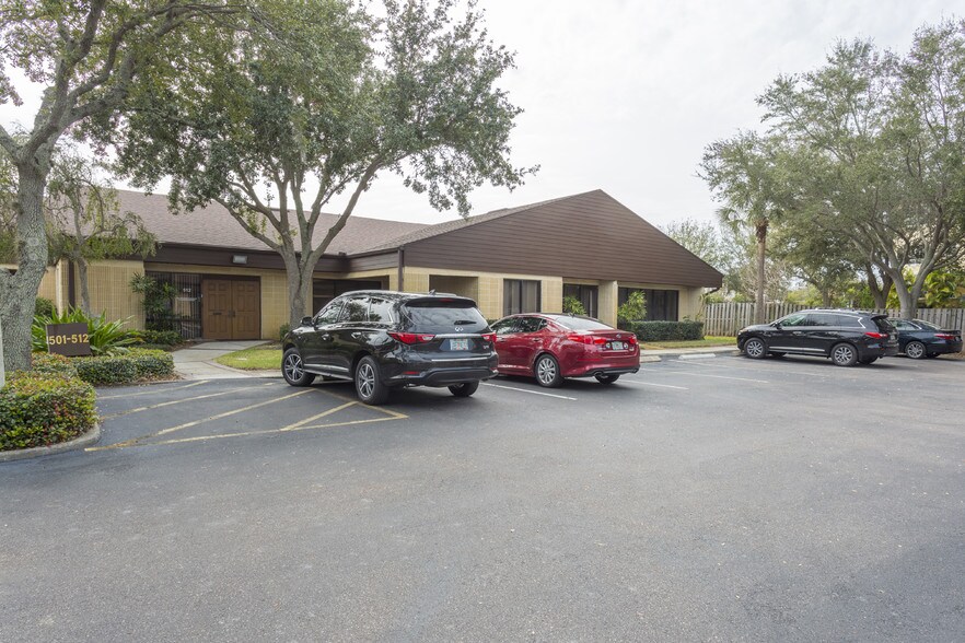 611 Druid Rd E, Clearwater, FL à vendre - Photo principale – Image 2 sur 56
