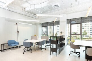 Plus de détails pour 1631 Dickson Av, Kelowna, BC - Coworking à louer