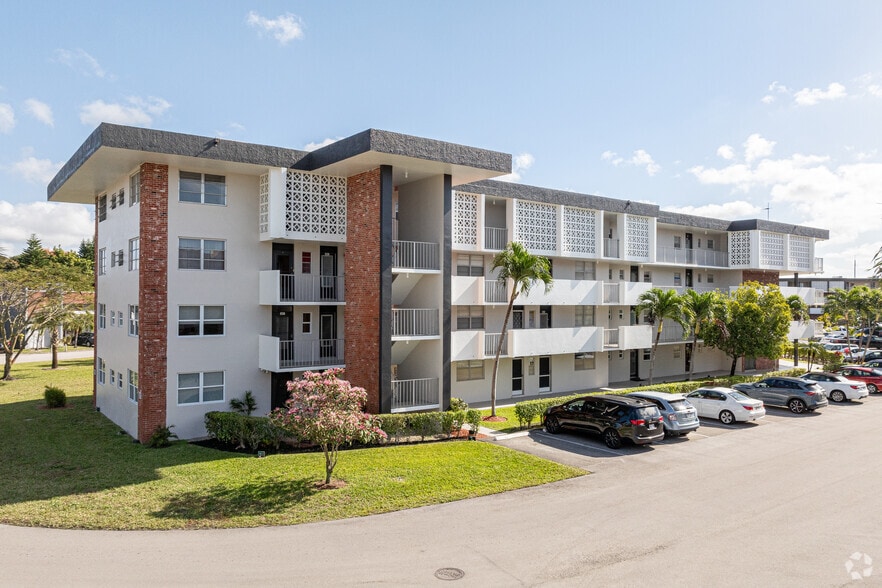 3051 NW 48th Ave, Lauderdale Lakes, FL à vendre - Photo principale – Image 1 sur 5
