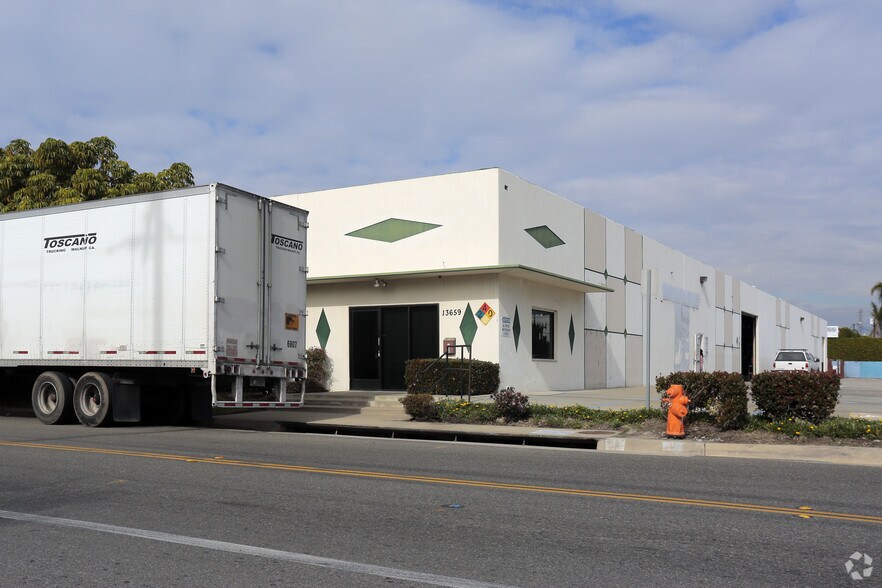 13659 Excelsior Dr, Santa Fe Springs, CA à louer - Photo de l’immeuble – Image 3 sur 5