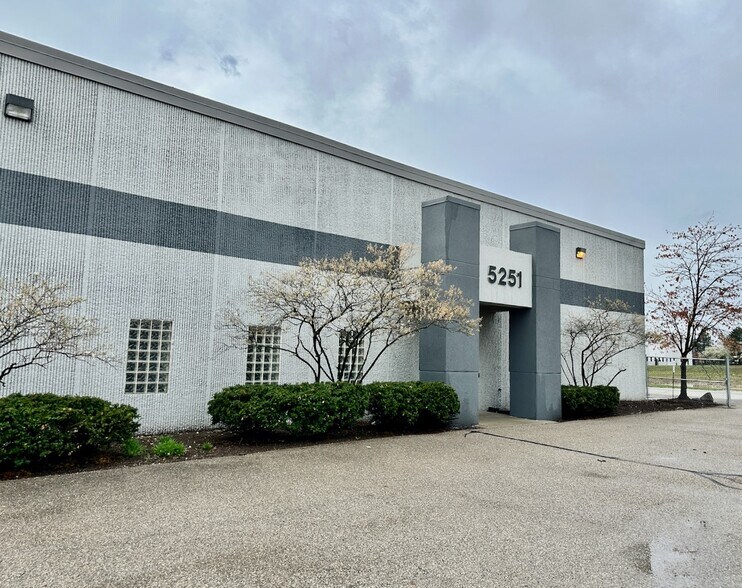 5251 E 81st St, Indianapolis, IN à louer - Photo de l’immeuble – Image 2 sur 3