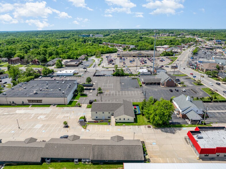 5552-5554 Cheviot Rd, Cincinnati, OH à louer - Photo de l’immeuble – Image 3 sur 7
