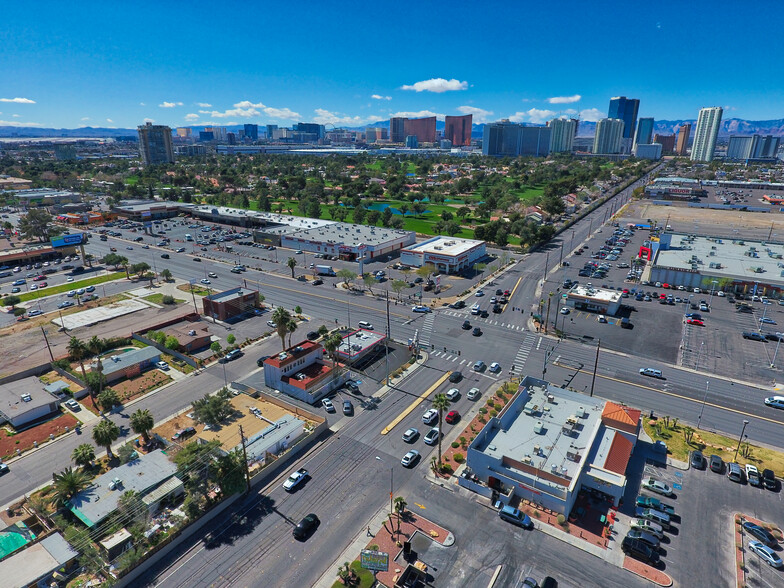 2735 S Maryland Pky, Las Vegas, NV à louer - Aérien – Image 2 sur 3