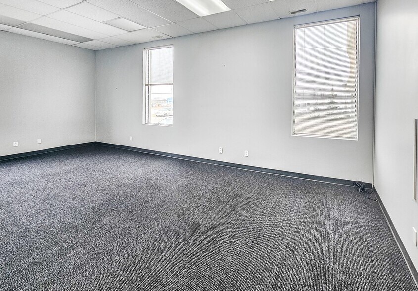 5203 72A Av NW, Edmonton, AB à louer - Photo de l’immeuble – Image 3 sur 14