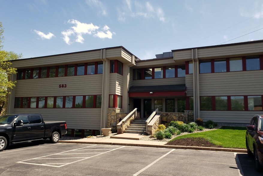 583 D'Onofrio Dr, Madison, WI à vendre - Photo de l’immeuble – Image 2 sur 9