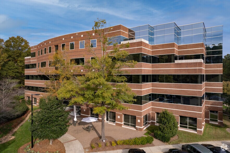 6330 Quadrangle Dr, Chapel Hill, NC à louer - Photo de l’immeuble – Image 2 sur 7