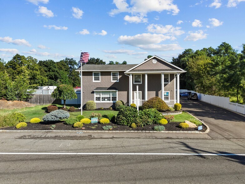 551 N Route 25A, Saint James, NY à vendre - Photo de l’immeuble – Image 1 sur 22