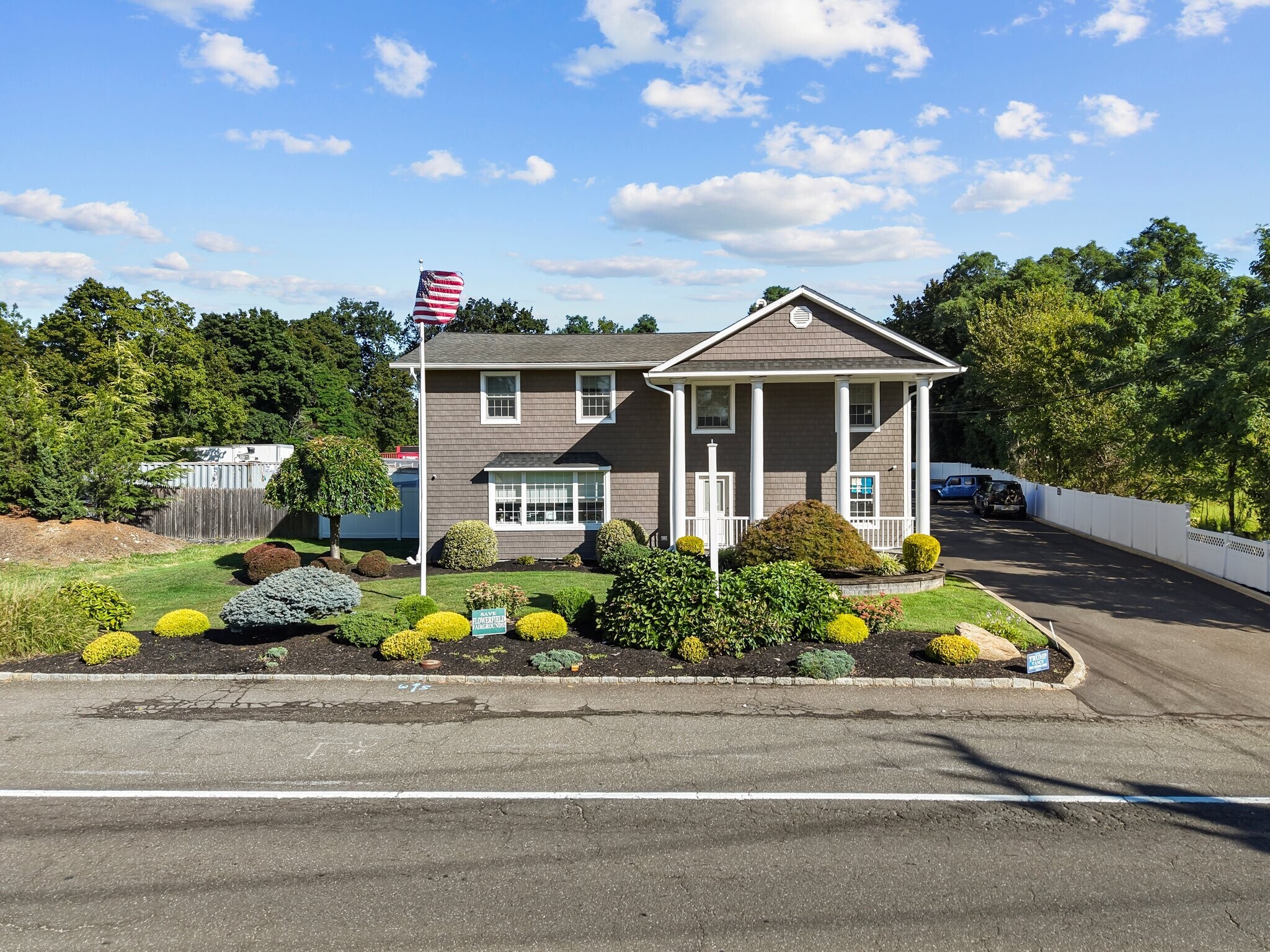 551 N Route 25A, Saint James, NY à vendre Photo de l’immeuble– Image 1 sur 23