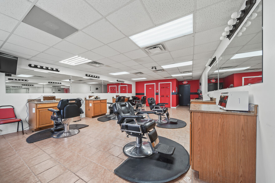 16124 W 7 Mile Rd, Detroit, MI à vendre - Photo de l’immeuble – Image 3 sur 14