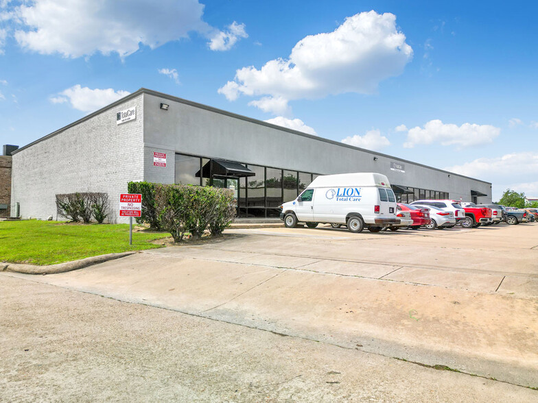 5956 Berry Brook Dr, Houston, TX à louer - Photo de l’immeuble – Image 1 sur 8