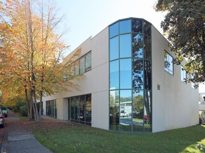 1055 W 14th St, North Vancouver District, BC à louer - Photo de l’immeuble – Image 3 sur 8